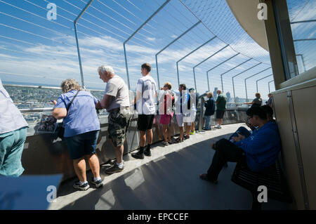 Touristen genießen die 360 Grad Aussicht von der Aussichtsplattform an der Spitze der Seattle Space Needle Stockfoto