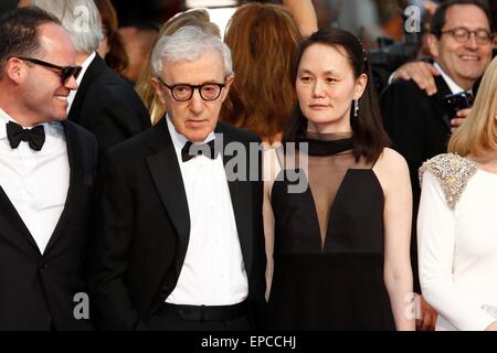 US-Regisseur Woody Allen und seine Frau Soon-Yi Previn besuchen Sie die Premiere des irrationalen Menschen auf dem 68. jährlichen Cannes Film Festival im Palais des Festivals in Cannes, Frankreich, am 15. Mai 2015. Foto: Hubert Boesl - kein Draht-SERVICE Stockfoto