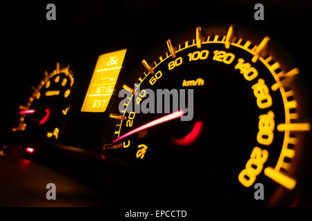 Tacho, Drehzahlmesser, Armaturenbrett in einem Auto in der Nacht genommen. Stockfoto