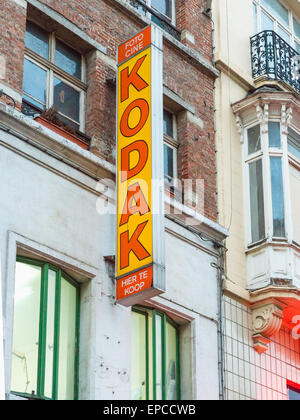 Vintage "Kodak" unterzeichnen in einem fotografischen laden in Brüssel, Belgien. Stockfoto