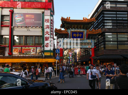 Haupteingang zum Yokohama Chinatown Gebiet bekannt für seine lokalen Markt bietet eine breite Palette von waren. Stockfoto