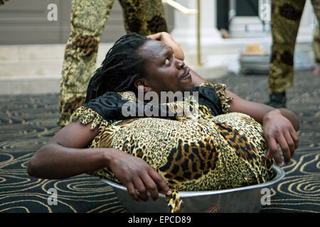 Fanti Acrobats präsentiert traditionelle afrikanische Akrobatik im Brighton Fringe 2015, The Brighton Thistle Hotel, Kings Road, Brighton, East Sussex, Großbritannien. 15.. Mai 2015 Stockfoto