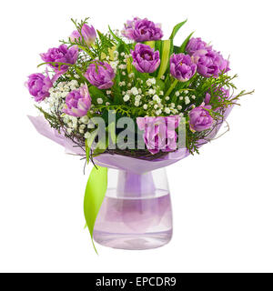 Schöner Blumenstrauß lila Tulpen und andere Blumen in Glasvase isoliert auf weißem Hintergrund. Stockfoto