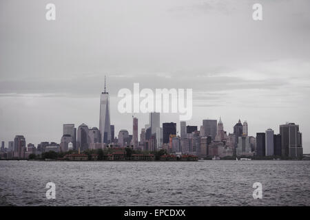 Downtown Manhattan und Ellis Island gesehen vom Liberty State Park, New Jersey Stockfoto