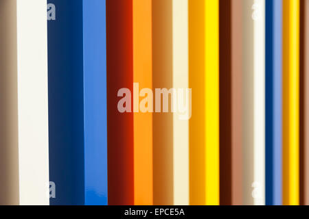 Mehrere Farben, in zukünftigen gemalt auf Holz Spalten Stockfoto