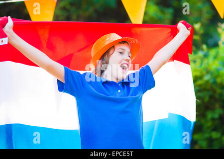 Niederländische junge, Fußballfan, jubeln und die Fußball-Nationalmannschaft der Niederlande bei Meisterschaft, Sport Sieg feiern Stockfoto
