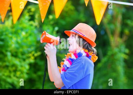 Glücklich Dutch Boy, Fußballfan, jubelnde Fußball-Nationalmannschaft der Niederlande während der Meisterschaft, Sport Sieg feiern Stockfoto