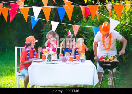 Große niederländische Familienglück mit Kindern feiern ein nationaler Feiertag oder Sport-Sieg, die Spaß an einer Grillparty im Garten Stockfoto