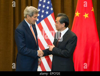 Peking, China. 16. Mai 2015. Chinese Foreign Minister Wang Yi (R) führt Gespräche mit US-Außenminister John Kerry in Peking, Hauptstadt von China, 16. Mai 2015. Bildnachweis: Xie Huanchi/Xinhua/Alamy Live-Nachrichten Stockfoto