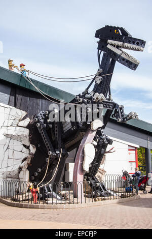 Riesen Lego Tyrannosaurus Rex Dinosaurier im Legoland Windsor Resort, London, England, Vereinigtes Königreich. Stockfoto