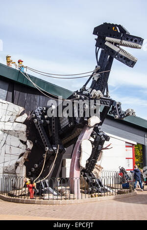 Riesen Lego Tyrannosaurus Rex Dinosaurier im Legoland Windsor Resort, London, England, Vereinigtes Königreich. Stockfoto