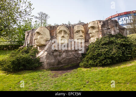 Skulptur des amerikanischen Präsidenten am Mount Rushmore, Legoland, Windsor, London, England, Vereinigtes Königreich. Stockfoto