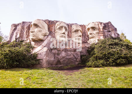 Skulptur des amerikanischen Präsidenten am Mount Rushmore, Legoland, Windsor, London, England, Vereinigtes Königreich. Stockfoto