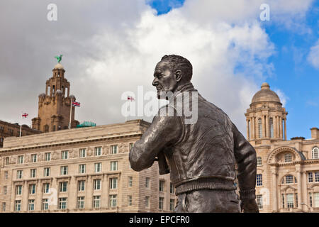 "Captain Johnny. F. Walker ", Statue von Tom Murphy 1998 an Liverpool Waterfront. Held der Schlacht des Atlantiks während des 2. Weltkrieges. Stockfoto