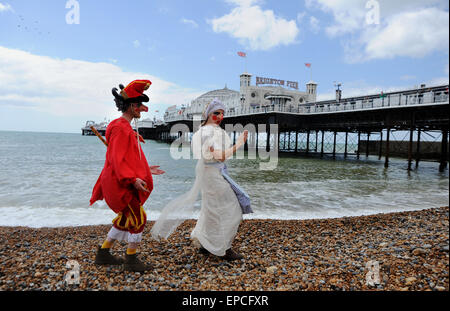 Brighton, UK. 16. Mai 2015. Ein wirkliches Leben Punch und Judy Pause eine beim Brighton Fringe Festival mit einer Prise Sonnenbaden am Strand bei herrlichem sonnigen Wetter heute. Joanne Tremarco und Christopher Murray sind aus dem Foolsize-Theater und beteiligen sich an "The Arcade of Fools" Mini Festival Credit: Simon Dack/Alamy Live News Stockfoto