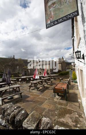 Dorf starbottom, Yorkshire, England. malerischen Blick auf den Fox und Jagdhunde Public House in starbottom. Stockfoto