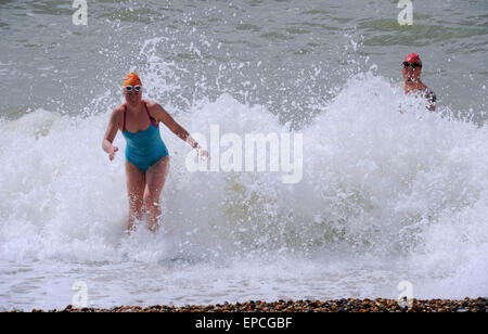 Brighton, UK. 16. Mai 2015. Schwimmer auftauchen aus dem Meer am Strand von Brighton in strahlendem Sonnenschein heute mit Temperaturen, die hohe Teens erreichen Celsius Credit: Simon Dack/Alamy Live News Stockfoto