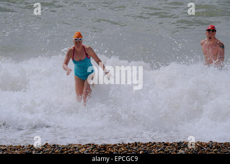 Brighton, UK. 16. Mai 2015. Schwimmer auftauchen aus dem Meer am Strand von Brighton in strahlendem Sonnenschein heute mit Temperaturen, die hohe Teens erreichen Celsius Credit: Simon Dack/Alamy Live News Stockfoto