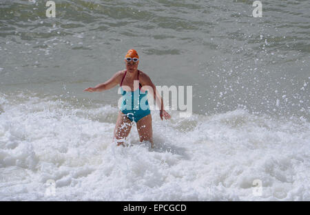 Brighton, UK. 16. Mai 2015. Schwimmer auftauchen aus dem Meer am Strand von Brighton in strahlendem Sonnenschein heute mit Temperaturen, die hohe Teens erreichen Celsius Credit: Simon Dack/Alamy Live News Stockfoto