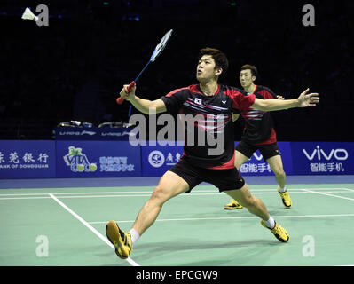 (150516)--DONGGUAN, 16. Mai 2015 (Xinhua)--Südkoreas Lee Yong Dae (L) / Yoo-Yeon-Seong spielen gegen Japans Hirokatsu Hashimoto/Noriyasu Hirata während das Halbfinale bei Sudirman Cup BWF Mixed Team WM 2015 in Dongguan, Guangdong Provinz Süd-China, 16. Mai 2015. (Xinhua/Liu Dawei) Stockfoto