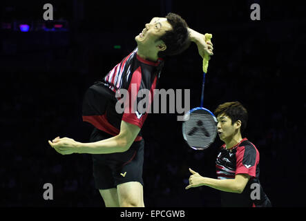 (150516)--DONGGUAN, 16. Mai 2015 (Xinhua)--Südkoreas Lee Yong-Dae/Yoo-Yeon-Seong(L) Spiel gegen Japans Hirokatsu Hashimoto/Noriyasu Hirata während das Halbfinale bei Sudirman Cup BWF Mixed Team WM 2015 in Dongguan, Guangdong Provinz Süd-China, 16. Mai 2015. (Xinhua/Liu Dawei) Stockfoto