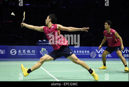 (150516)--DONGGUAN, 16. Mai 2015 (Xinhua)--Japans Hirokatsu Hashimoto (L) / Noriyasu Hirata spielen gegen Südkorea Lee Yong-Dae/Yoo Yeon-Seong während das Halbfinale bei Sudirman Cup BWF Mixed Team WM 2015 in Dongguan, Guangdong Provinz Süd-China, 16. Mai 2015. (Xinhua/Liu Dawei) Stockfoto