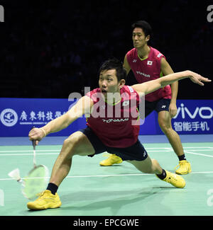 (150516)--DONGGUAN, 16. Mai 2015 (Xinhua)--Japans Hirokatsu Hashimoto (L) / Noriyasu Hirata spielen gegen Südkorea Lee Yong-Dae/Yoo Yeon-Seong während das Halbfinale bei Sudirman Cup BWF Mixed Team WM 2015 in Dongguan, Guangdong Provinz Süd-China, 16. Mai 2015. (Xinhua/Liu Dawei) Stockfoto