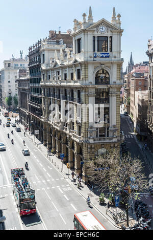 Erhöhten Blick auf Via Laietana mit einem Touristenbus zirkulierenden neben anderen Fahrzeugen in Barcelona, Katalonien, Spanien Stockfoto