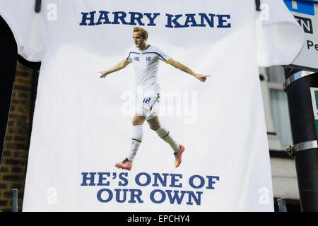 16.05.2015. London, England. Barclays Premier League. Tottenham Hotspur gegen Hull City.  Harry Kane Merchandise Verkauf außerhalb White Hart Lane Stockfoto