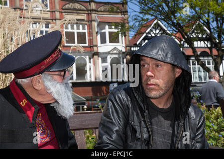 Southport, Merseyside UK, 16. Mai 2015. Obdachloser Anthony Smith wird von Herrn Bräutigam unterstützt.  Das Korps der Heilsarmee Southport Salutisten und andere im Fundraising, mit einer Reihe von Veranstaltungen im Zentrum Stadt, einschließlich massierten Chöre und März eingeladen. Bildnachweis: Mar Photographics/Alamy Live-Nachrichten Stockfoto