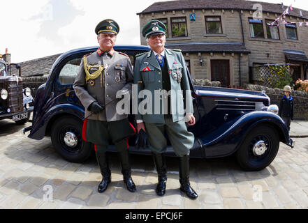 Haworth, West Yorkshire, Großbritannien. 16. Mai 2015. Zwei Männer gekleidet in Bundeswehr Uniformen in Haworth 1940er Jahren Wochenende, eine jährliche Veranstaltung in dem Menschen Kleid in historischen Kostümen und besuchen Sie das Dorf Haworth um den 1940er Jahren erleben. Nach Beschwerden in den vergangenen Jahren haben die Veranstalter beantragt, dass Menschen nicht deutsche Uniformen tragen. Bildnachweis: West Yorkshire Bilder/Alamy Live-Nachrichten Stockfoto