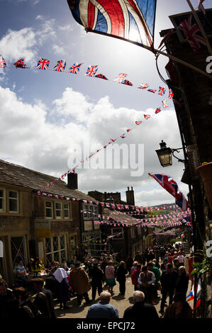 Haworth, West Yorkshire, Großbritannien. 16. Mai 2015. Haworth High Street während des Wochenendes der 1940er Jahre ein jährliches Ereignis, in dem Menschen in historischen Kostümen und besuchen Sie das Dorf Haworth in den 1940er Jahren erleben kleiden. Bildnachweis: West Yorkshire Bilder/Alamy Live-Nachrichten Stockfoto