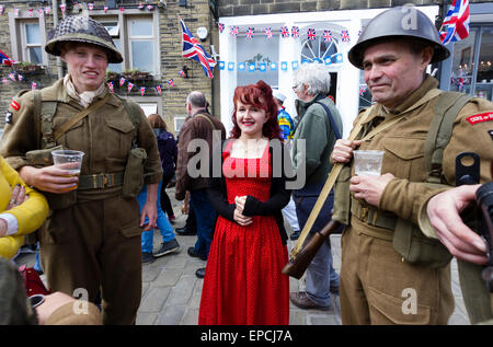 Haworth, West Yorkshire, Großbritannien. 16. Mai 2015. Eine Frau in einem roten Kleid, im Gespräch mit Soldaten während Haworth 1940er Jahren Wochenende, eine jährliche Veranstaltung in die Kleidung der Menschen in historischen Kostümen und besuchen Sie das Dorf von Haworth den 1940er Jahre Kredit erleben Sie: West Yorkshire Bilder/Alamy Live News Stockfoto