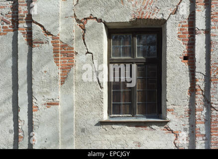 Alterung und verwitterte Fenster auf rauen stuckierter Wand Stockfoto