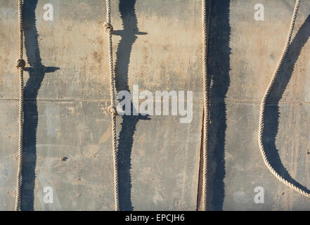 Schlammigen Abseilen Wand mit einem Seil als gesunde Bewegung Stockfoto