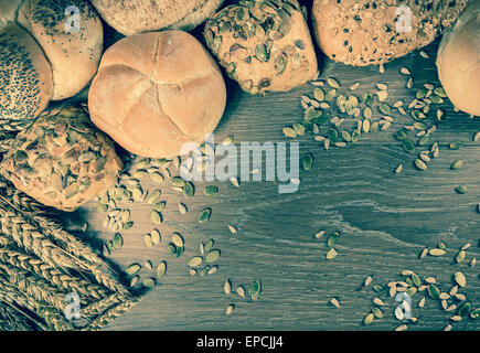 Verschiedene Arten von frisch gebackenem Brot Brötchen auf Holztisch Stockfoto