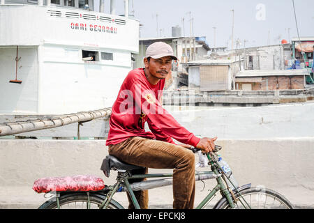 Heri (43 Jahre) von Demak, Zentral-Java. Er ist ein Fahrrad Taxi Fahrer Lokal namens "Ojek-Sepeda" seit 10 Jahren dem Bahnhofsvorplatz der Stadt jeden Tag von morgens bis nachmittags, mit einem durchschnittlichen Einkommen von Rp. 80 Tausend beruht, die von einigen Passagieren erreicht wird. Die Strecke ist Mangga Dua, Pluit, Sunda Kelapa und Pasar Pagi und Alternative für kurze Entfernung ÖPNV in Indonesiens Hauptstadt. (Foto von Garry Andrew Lotulung / Pacific Press) Stockfoto