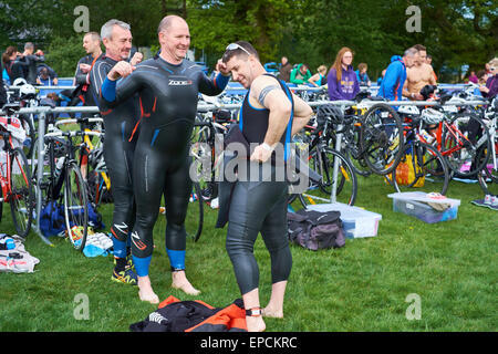 Llanberis, Gwynedd, Wales, UK. 16. Mai 2015. Konkurrenten, die Vorbereitung für den Triathlon am Ufer des Llyn Padarn Llanberis Credit: Robert Eames/Alamy Live News Stockfoto