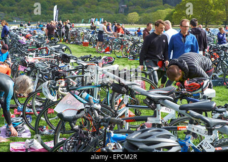 Llanberis, Gwynedd, Wales, UK. 16. Mai 2015. Konkurrenten, die Vorbereitung für den Triathlon am Ufer des Llyn Padarn Llanberis Credit: Robert Eames/Alamy Live News Stockfoto