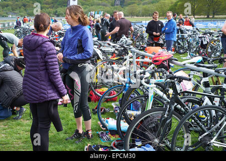 Llanberis, Gwynedd, Wales, UK. 16. Mai 2015. Konkurrenten, die Vorbereitung für den Triathlon am Ufer des Llyn Padarn Llanberis Credit: Robert Eames/Alamy Live News Stockfoto