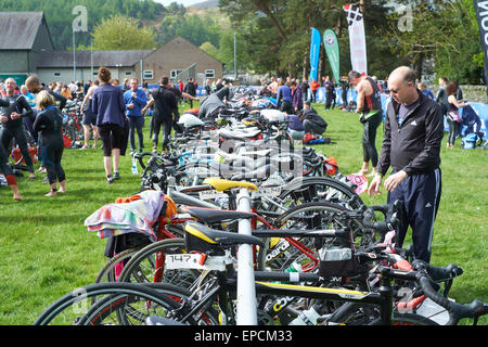 Llanberis, Gwynedd, Wales, UK. 16. Mai 2015. Konkurrenten, die Vorbereitung für den Triathlon am Ufer des Llyn Padarn Llanberis Credit: Robert Eames/Alamy Live News Stockfoto