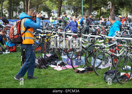 Llanberis, Gwynedd, Wales, UK. 16. Mai 2015. Konkurrenten, die Vorbereitung für den Triathlon am Ufer des Llyn Padarn Llanberis Credit: Robert Eames/Alamy Live News Stockfoto