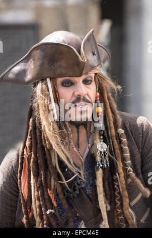 Plymouth, Devon, UK. 16. Mai 2015. Captain Jack Sparrow schauen gleichermaßen Plymouth Pirate Wochenende, Plymouth UK - 16. kann 2015 Credit: Anna Stevenson/Alamy Live News Stockfoto