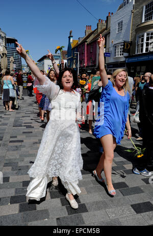 Brighton, UK. 16. Mai 2015. Eine Hochzeitsgesellschaft tanzt durch die Straßen von Brighton in strahlendem Sonnenschein heute mit Temperaturen, die hohe Teens erreichen Celsius Credit: Simon Dack/Alamy Live News Stockfoto