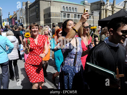 Brighton, UK. 16. Mai 2015. Eine Hochzeitsgesellschaft tanzt durch die Straßen von Brighton in strahlendem Sonnenschein heute mit Temperaturen, die hohe Teens erreichen Celsius Credit: Simon Dack/Alamy Live News Stockfoto