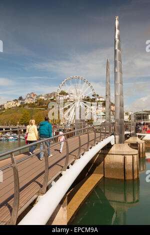 Fußgängerbrücke über den Hafen in Torquay, Devon UK Stockfoto