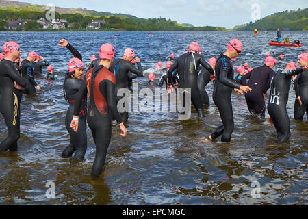 Llanberis, Gwynedd, Wales, UK. 16. Mai 2015. Konkurrenten, die Vorbereitung für den Triathlon am Ufer des Llyn Padarn Llanberis Credit: Robert Eames/Alamy Live News Stockfoto