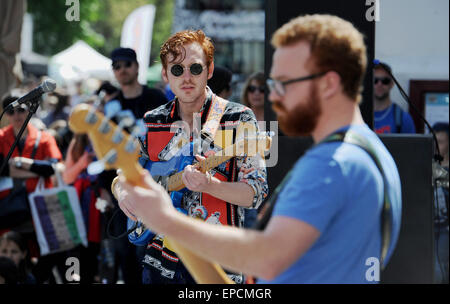 Brighton, UK. 16. Mai 2015. Cry Wolf spielen zu Massen an Brighton Fringe Festival 2015 in schönen warmen Sonnenschein heute Credit: Simon Dack/Alamy Live News Stockfoto