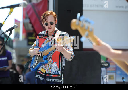 Brighton, UK. 16. Mai 2015. Cry Wolf spielen zu Massen an Brighton Fringe Festival 2015 in schönen warmen Sonnenschein heute Credit: Simon Dack/Alamy Live News Stockfoto