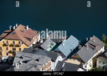 Blick von oben über die Dächer von Hallstatt Dorf mit Hallstätter See und Hallstatt, Oberösterreich, Österreich Stockfoto